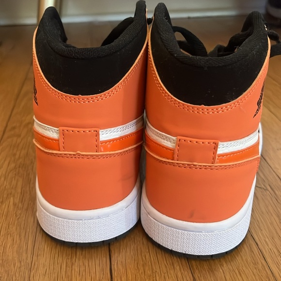 2019
Air Jordan 1 Mid 'Shattered Backboard' - Picture 2 of 3